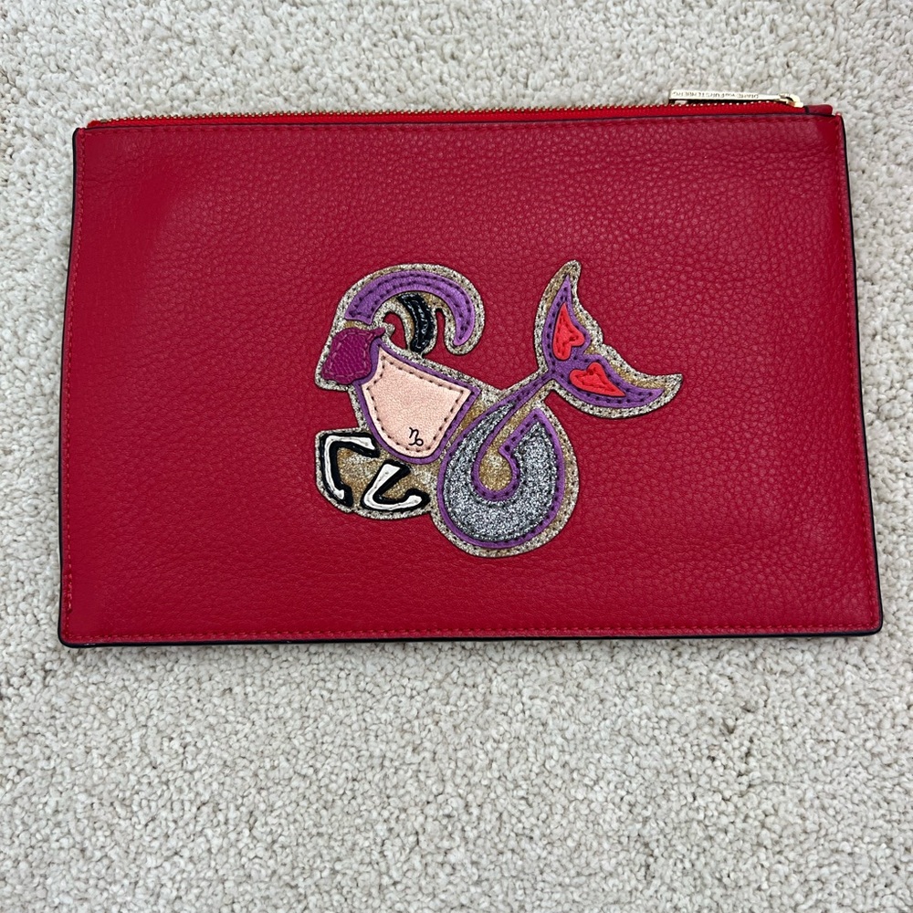 Leather red clutch. Diane con Furstenberg.